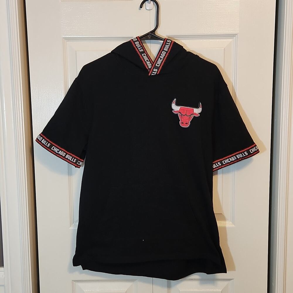 Chicago Bulls Black Short Sleeve Kangaroo Pocket Hoodie Size Med‎